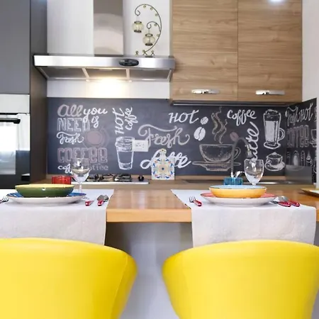 Apartment Colorful With Garden
