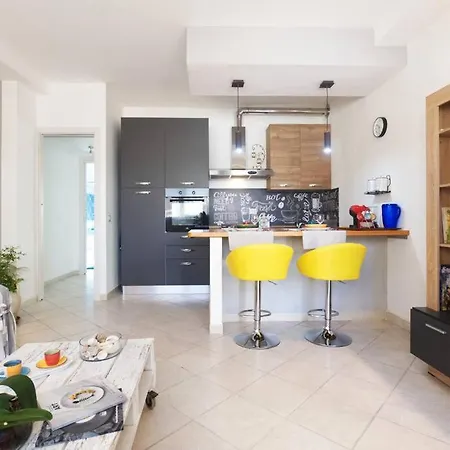 Apartment Colorful With Garden Olbia